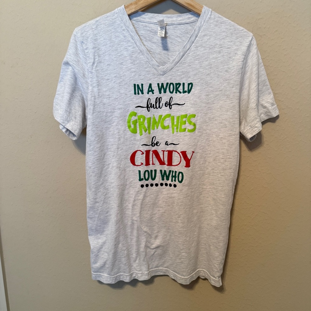 Women’s In A World Full of Grinches Be Cindy Lou Who Graphic T-shirt Christmas M